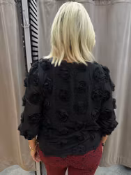 Svart blus med 3D-blommor