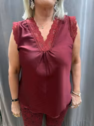 Vinrött satinlinne med spetsdetaljer