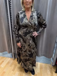 Mörkbrun maxiklänning med paisleymönster