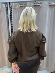 Brun blus med volanger