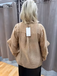 Champagnefärgad blus med volangärm