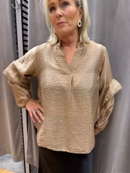 Champagnefärgad blus med volangärm