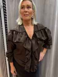 Brun blus med volanger