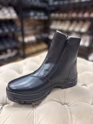 Svarta broddkängor i skinn