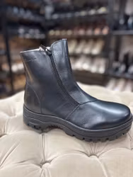 Svarta broddkängor i skinn