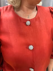 Röd festjacka med puffärm och knappar