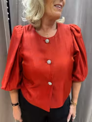 Röd festjacka med puffärm och knappar