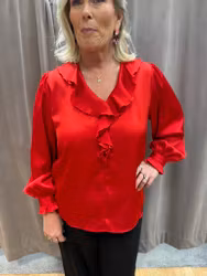 Röd satinblus med krås