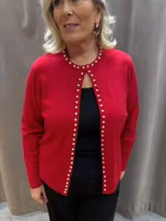 Röd kofta med pärlor