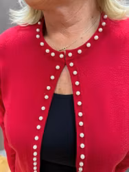 Röd kofta med pärlor