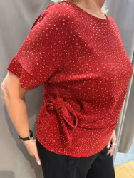 Röd glittrig topp med knytdetalj