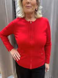 Röd kofta med dragkedja