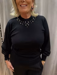 Svart tunnstickad tröja med pärlor