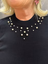 Svart tunnstickad tröja med pärlor