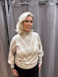 Beige stickad tröja med guldigt och vitt mönster