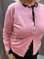 Rosa kofta med knappar