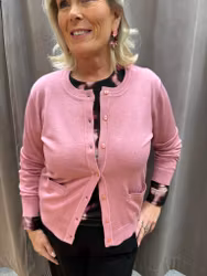 Rosa kofta med knappar