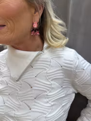 Mönsterstickad tröja med stor krage och dragkedja