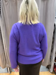 Lila kofta/jacka med svarta knappar