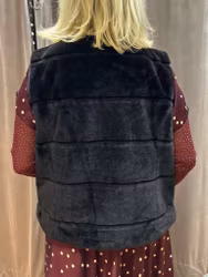 Svart fuskpälsväst