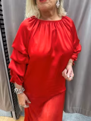 Röd satinblus med draperad ärm