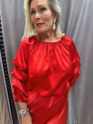 Röd satinblus med draperad ärm