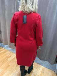 Röd stickad klänning med plisserad ärm