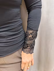 Svart topp med spetsdetalj