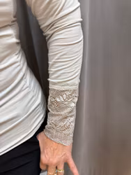 Creme färgad topp med spetsdetalj