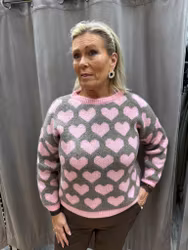 Stickad tröja med rosa hjärtan