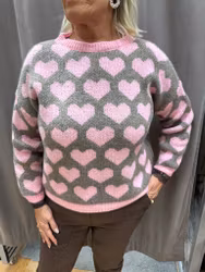 Stickad tröja med rosa hjärtan