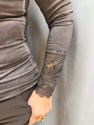 Brun topp med spetsdetalj