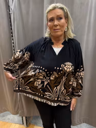 Svart mönstrad blus