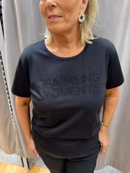 Svart T-shirt med glittrig text