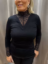 Svart topp med spetsdetaljer