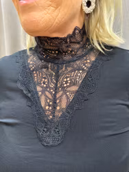 Svart topp med spetsdetaljer