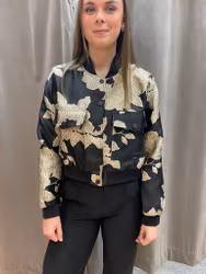 Jacka med guldfärgat blommönster