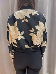 Jacka med guldfärgat blommönster