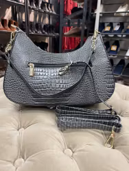 Grå väska i krokodilmönster