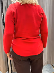 Röd mjuk tunnstickad tröja