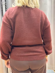 Bordeaux färgad stickad tröja med hjärtan