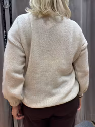 Cremevit stickad tröja med hjärtan