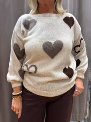 Cremevit stickad tröja med hjärtan