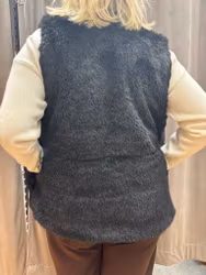 Svart fuskpäls väst