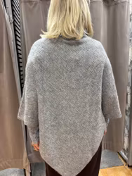 Kampanj - Grå stickad poncho - ord. pris 649 kr