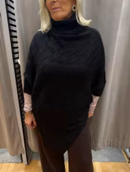 Kampanj - Svart stickad poncho - ord. pris 649 kr