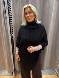 Kampanj - Svart stickad poncho - ord. pris 649 kr