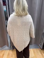 Kampanj - Beige stickad poncho - ord. pris 649 kr