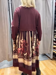 Bordeaux klänning med mönster