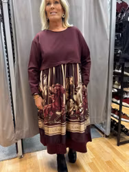 Bordeaux klänning med mönster